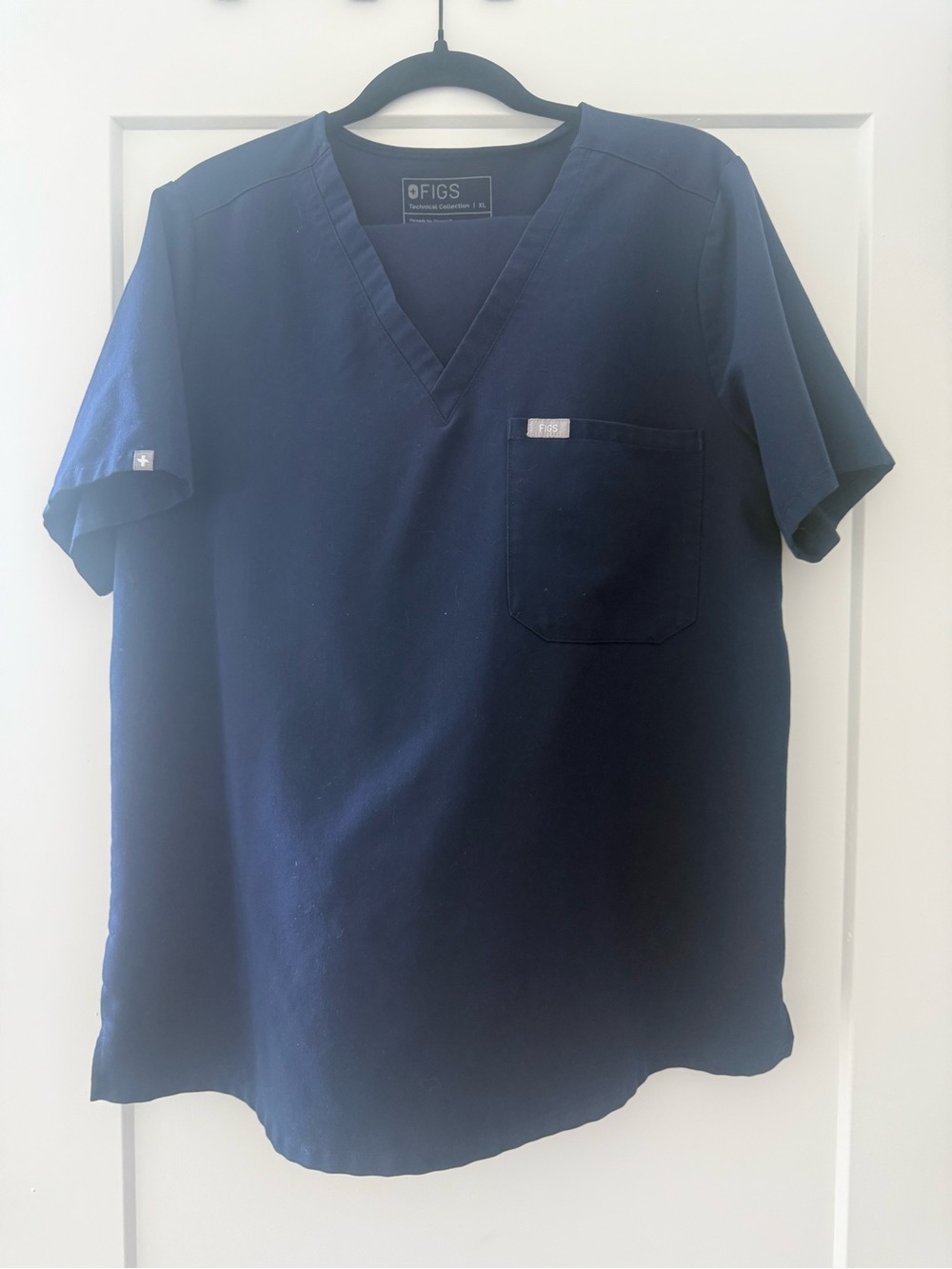 FIGS Women’s Navy V-Neck Scrub Shirt with Chest Pocket and scrub pants size xl